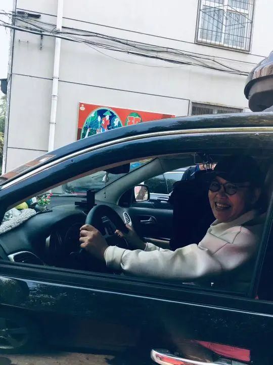 58歲的她，自駕房車旅居，一人兩犬，活成了自己喜歡的樣子